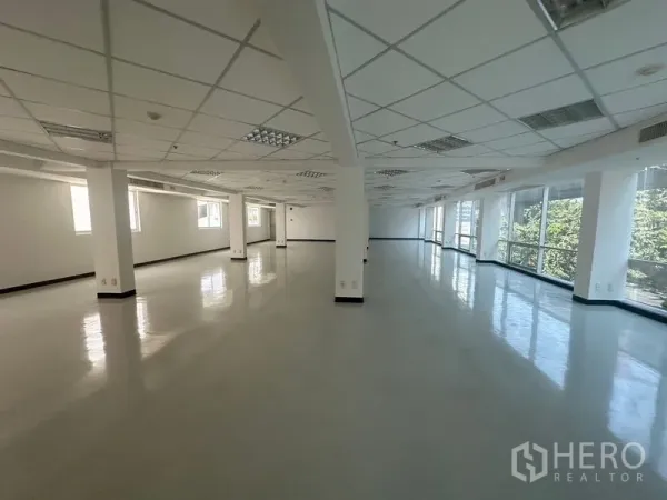 Office Space for rent in Phaya Thai, Bangkok - Large open workspace with structural columns and a long wall of windows bringing abundant daylight.