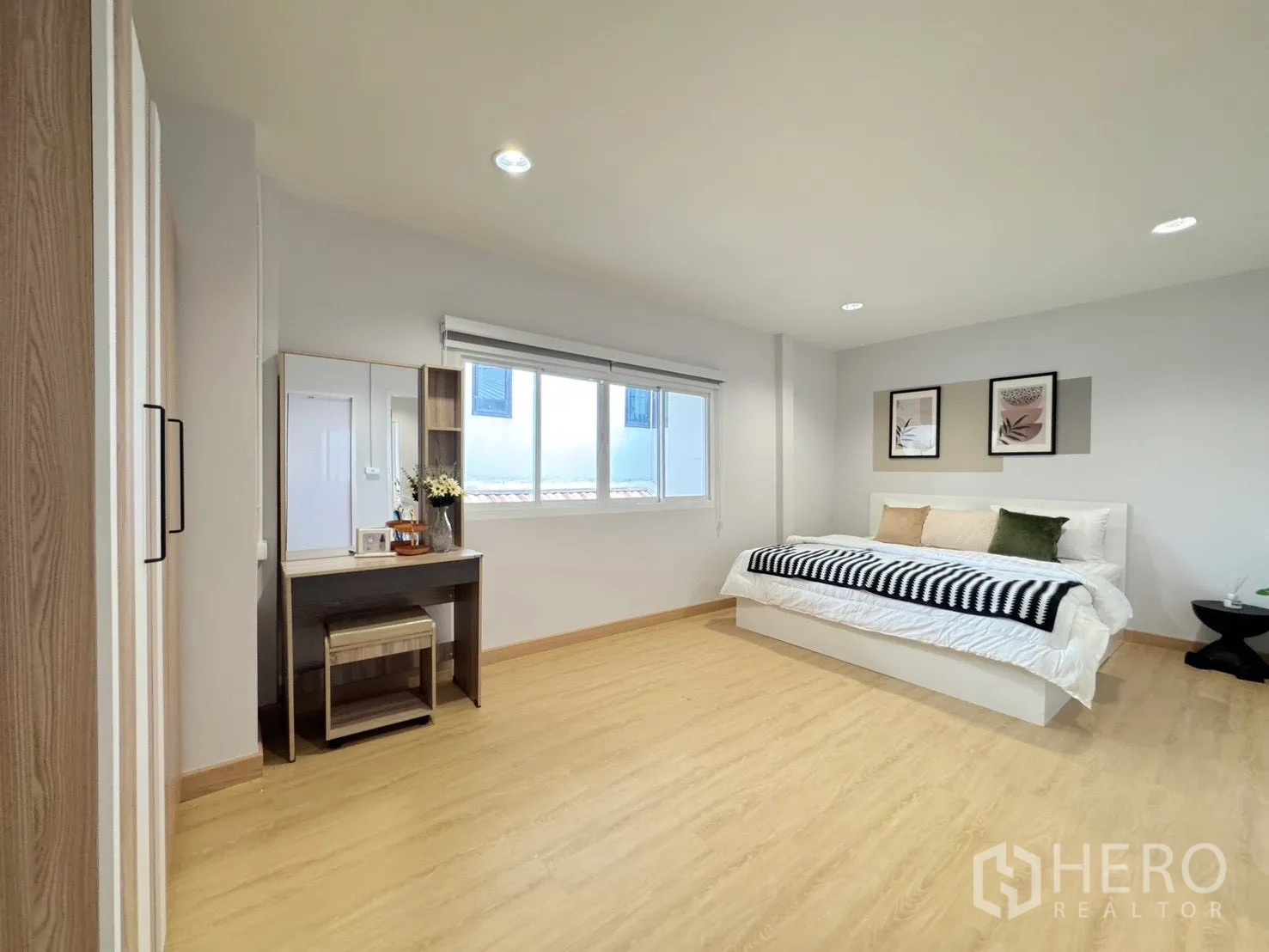 Detached House for rent - Spacious master bedroom with dressing table and wardrobes.