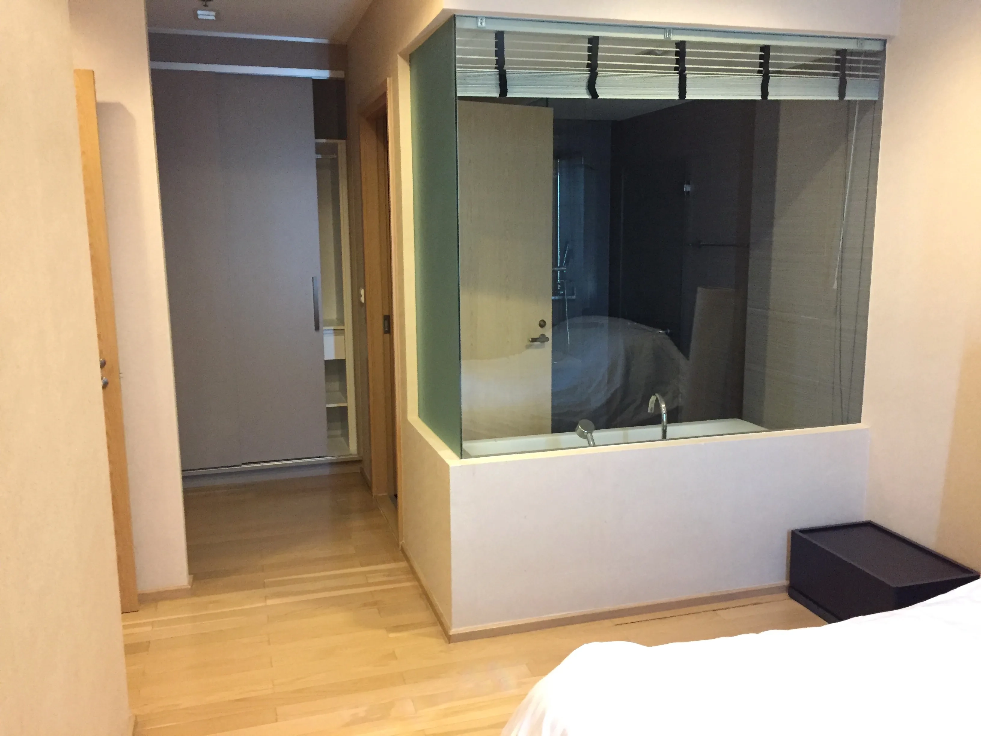 คอนโด ให้เช่าในKhlong Toei, Bangkok - โถงห้องนอนมาสเตอร์มีตู้บิลท์อินและห้องน้ำกระจกพร้อมอ่างอาบน้ำ