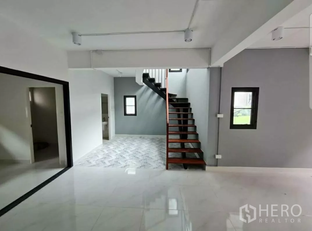 สำนักงานที่บ้าน ให้เช่าในLat Phrao, Bangkok - บันไดไม้โทนเข้มข้างผนังเทา พื้นลายหินอ่อน