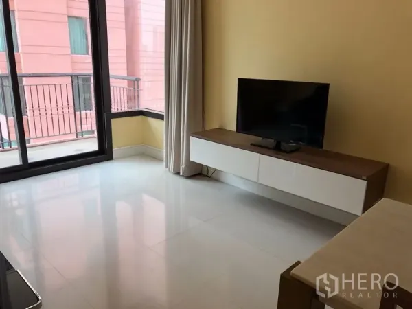 公寓 出租或出售在Khlong Toei, Bangkok - 转角客厅，电视柜与通向阳台的落地推拉门