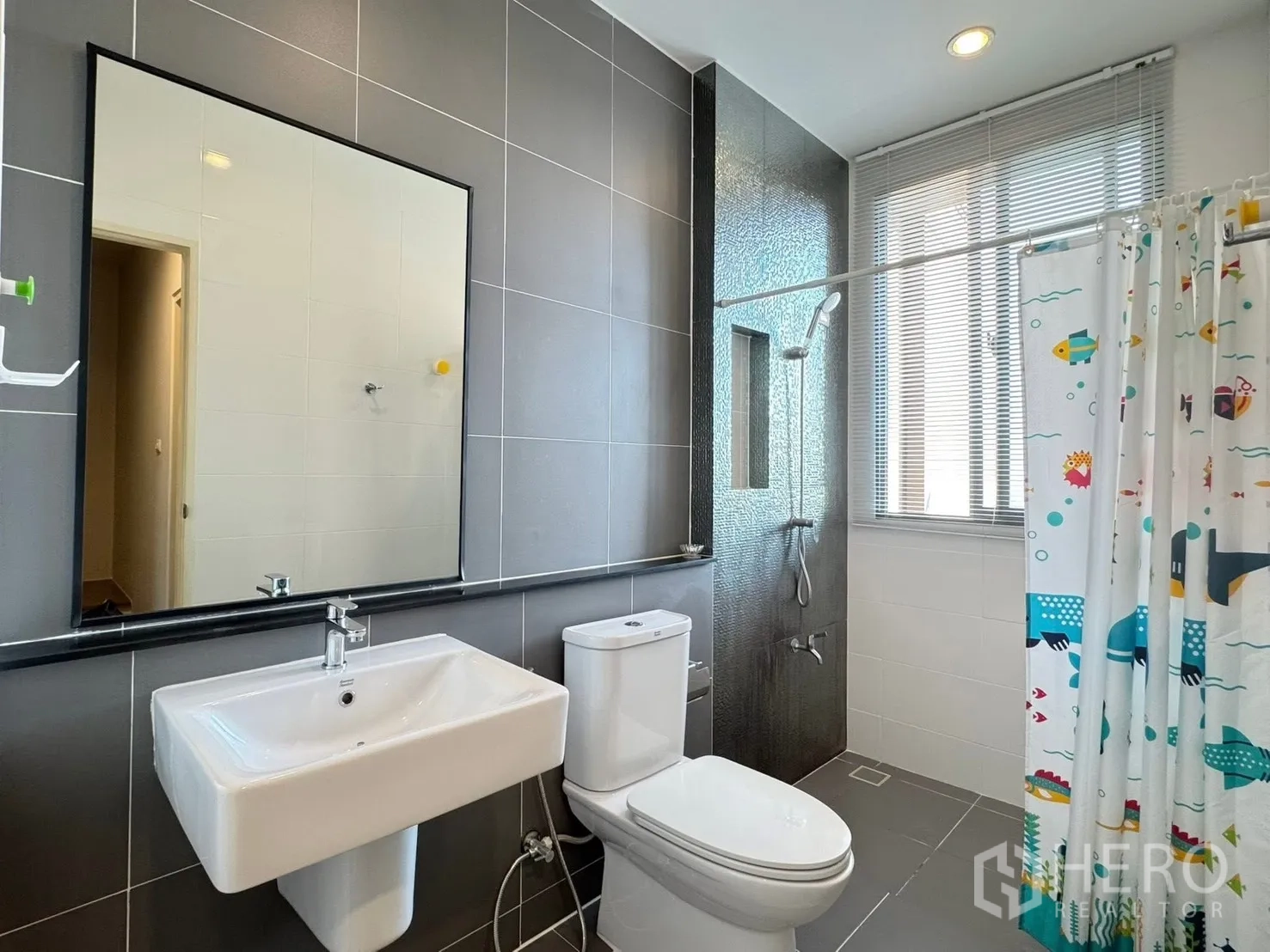 ทาวน์เฮาส์ ให้เช่าในSaphan Sung, Bangkok - ห้องน้ำสไตล์โมเดิร์น กระเบื้องสีเทา โถสุขภัณฑ์ อ่างล้างหน้า และฝักบัวใกล้หน้าต่าง