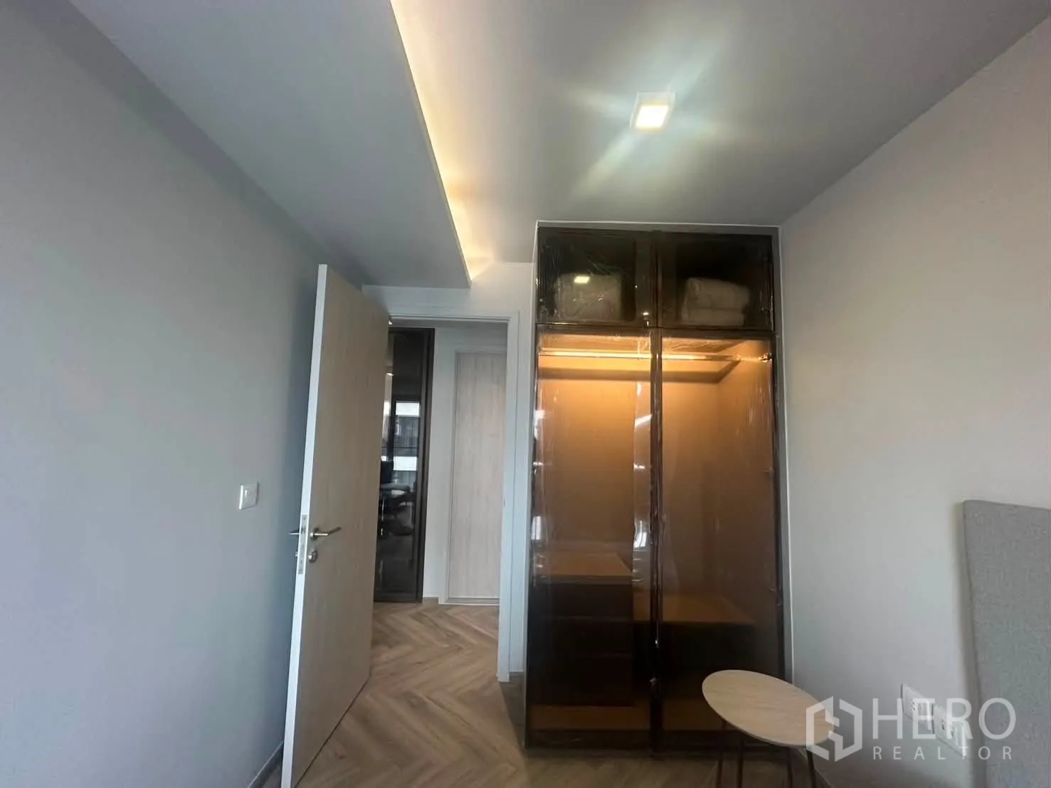 คอนโด for rent in Watthana, Bangkok - มุมห้องนอนพร้อมตู้เสื้อผ้าบานกระจกมีไฟและโต๊ะข้าง