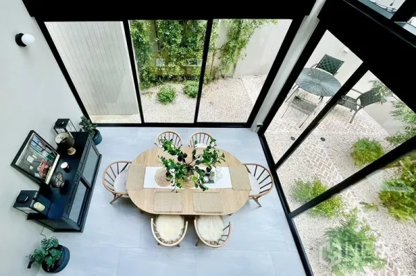 联排别墅 出售在Khlong Toei, Bangkok - 俯视餐区，旁侧推拉落地门通向私家庭院。