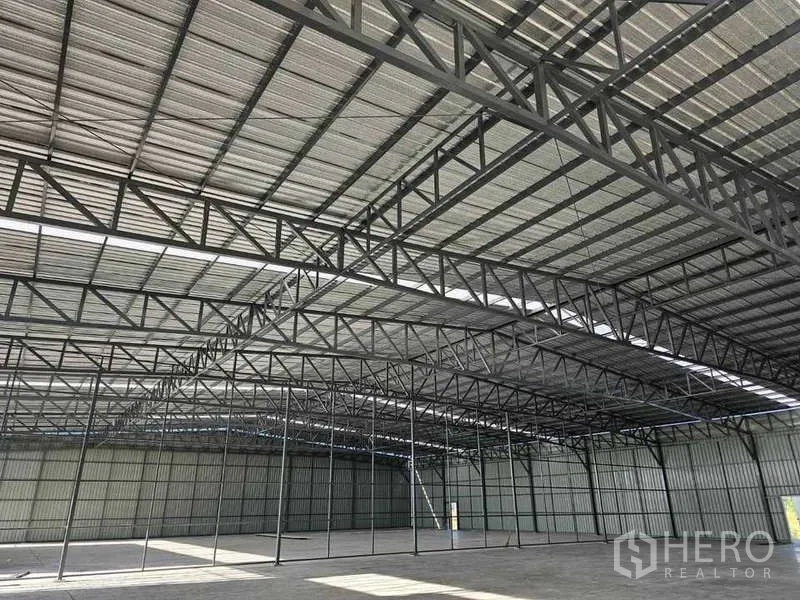 คลังสินค้า ให้เช่าในPak Kret, Nonthaburi - มุมมองภายในแสดงโครงหลังคาหลายช่วง พื้นที่กว้างไร้เสากลาง