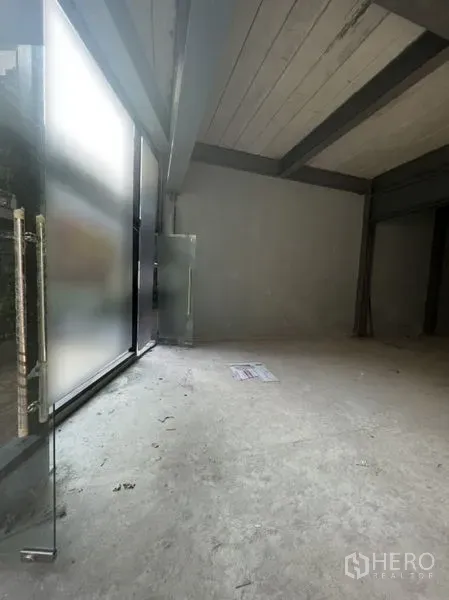 พื้นที่ขายปลีก ให้เช่า - ภายในพื้นที่ค้าปลีกโล่ง ยังไม่ตกแต่ง เพดานสูง พื้นปูน พร้อมกระจกฝ้าหน้าร้าน