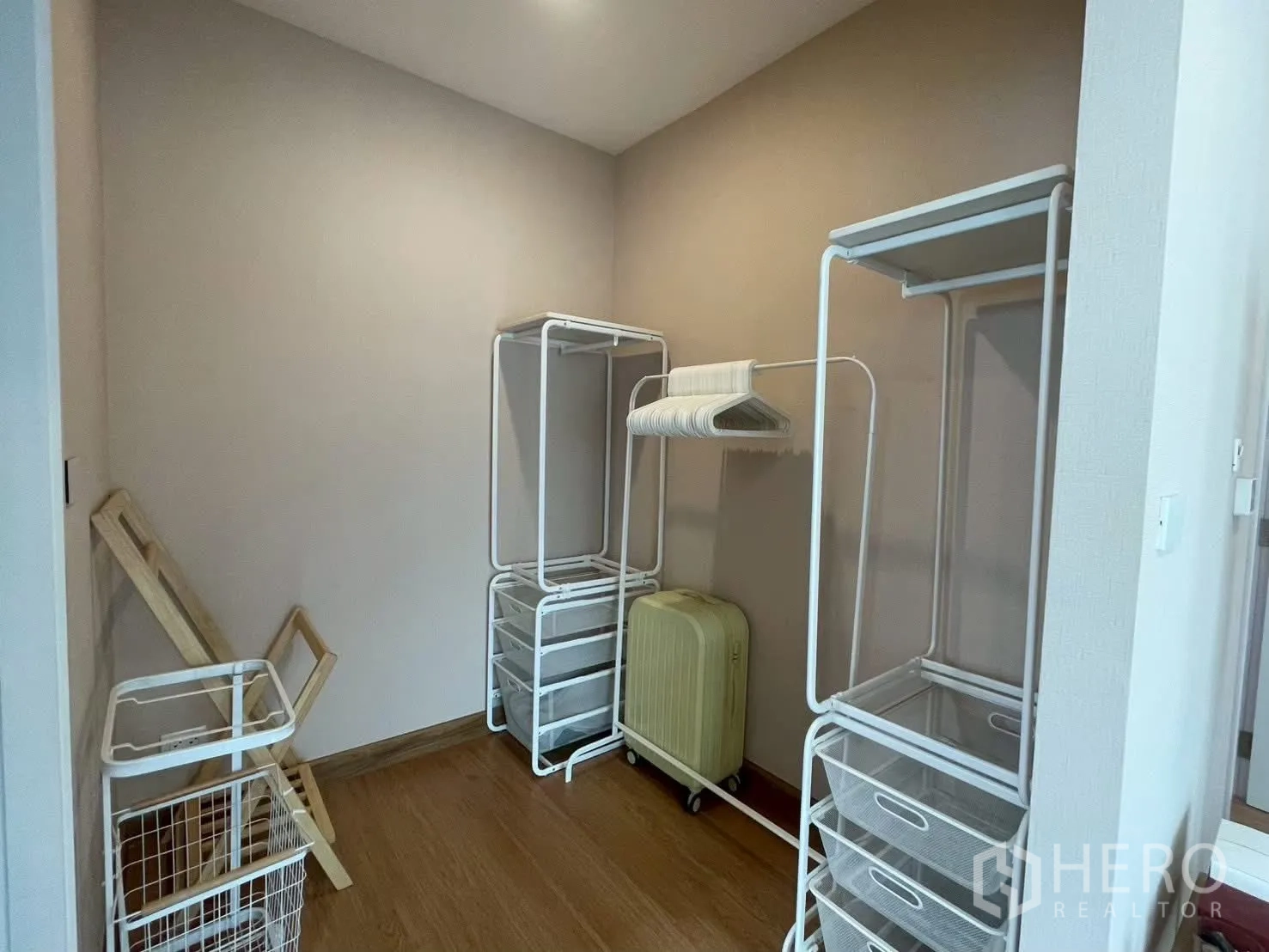 Detached House for rent in Bang Phli, Samut Prakan - Walk-in closet area with white open-frame racks and baskets.