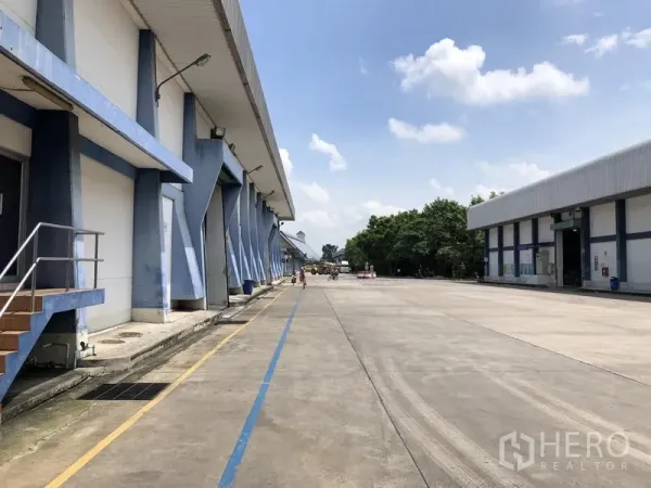 Warehouse for rent in Phra Nakhon Si Ayutthaya - Long driveway between warehouse blocks providing ample trailer circulation space.