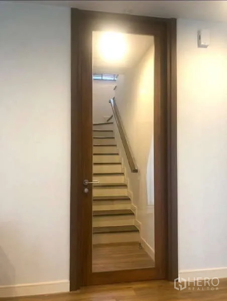 บ้าน ให้เช่าในBang Kapi, Bangkok - ประตูกระจกกรอบไม้ เปิดสู่บันไดพร้อมราวจับ