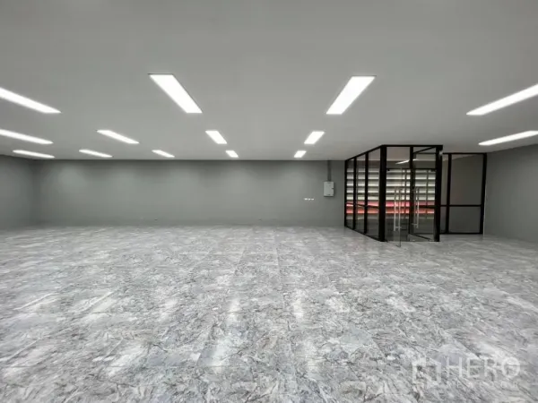 货栈 出租在Sai Mai, Bangkok - 宽敞明亮的办公室，LED照明，大理石纹地砖与玻璃会议室。