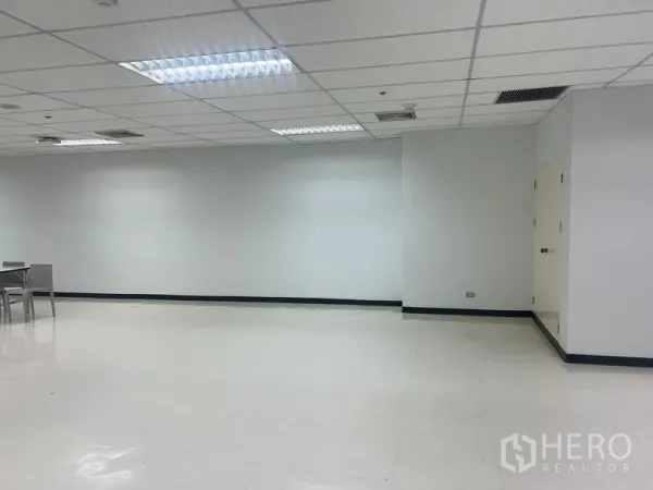 สำนักงาน ให้เช่าในWatthana, Bangkok - ภายในสำนักงานโล่งกว้าง พื้นสีอ่อน ฝ้าทีบาร์ และประตูห้องเก็บของ