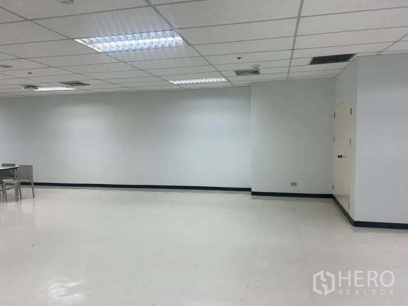 สำนักงาน ให้เช่าในWatthana, Bangkok - ภายในสำนักงานโล่งกว้าง พื้นสีอ่อน ฝ้าทีบาร์ และประตูห้องเก็บของ