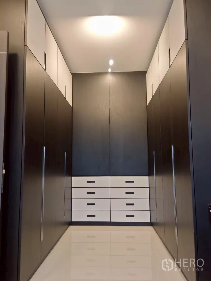 บ้าน ให้เช่าในWang Thonglang, Bangkok - โถงแต่งตัวเรียงตู้เสื้อผ้าเต็มเพดานพร้อมลิ้นชัก