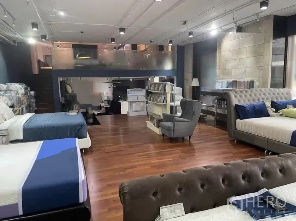 พื้นที่ขายปลีก ให้เช่า - ยูนิตค้าปลีกเพดานสูงมีชั้นลอย ไฟส่องสว่าง ชั้นวาง และมุมนั่งเล่น