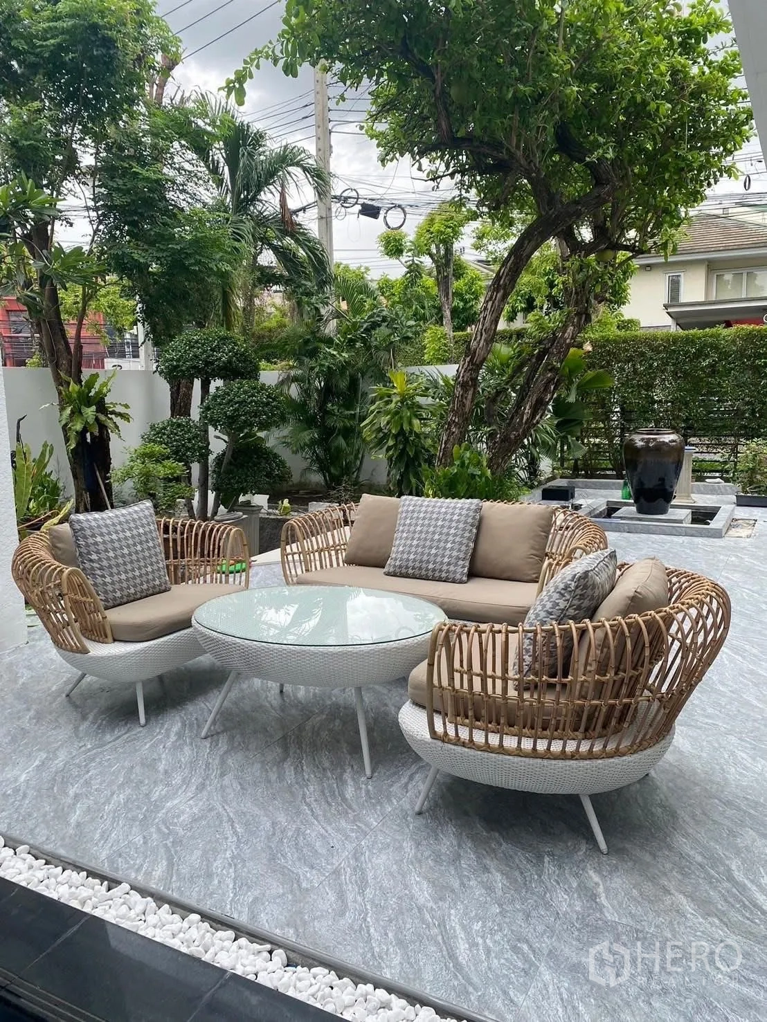 บ้าน ให้เช่าในSuan Luang, Bangkok - ระเบียงกลางแจ้ง ชุดโซฟาหวาย โต๊ะกลม ท่ามกลางต้นไม้