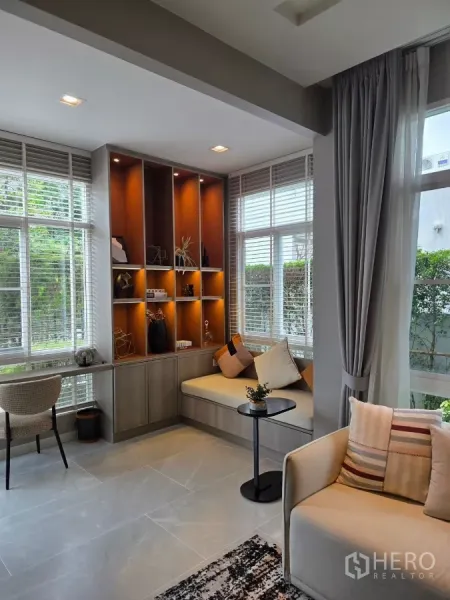 บ้าน ให้เช่าในPrawet, Bangkok - มุมนั่งอ่านริมหน้าต่าง พร้อมชั้นโชว์ไฟวอร์มและเบาะนั่งบิลท์อิน