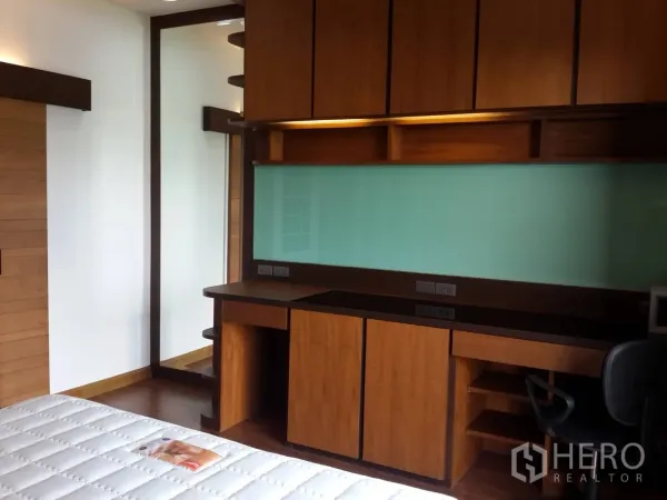 คอนโด ให้เช่าในWatthana, Bangkok - มุมทำงานในห้องนอน โต๊ะยาวบิลท์อิน ตู้เก็บของ และกระจกเต็มตัว