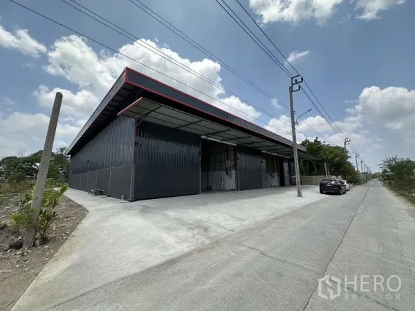 คลังสินค้า ให้เช่าในKhlong Sam Wa, Bangkok - มุมมองจากริมถนน เผยด้านหน้าโกดังและทางเข้ากว้างรองรับรถบรรทุก