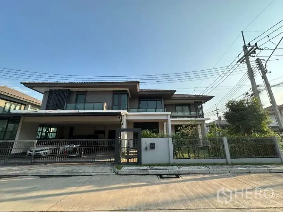 บ้าน ขายในLam Luk Ka, Pathum Thani - ด้านหน้า พร้อมโรงจอดรถและประตูรั้ว