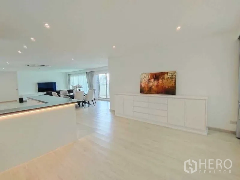 คอนโด ให้เช่าในBang Rak, Bangkok - พื้นที่โอเพ่นสเปซกว้าง เคาน์เตอร์บาร์ยาว ตู้บิวท์อิน และไฟฝ้าดาวน์ไลต์