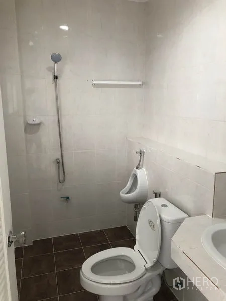 工厂 出租在Pak Kret, Nonthaburi - 卫生间配坐便、小便池、淋浴与洗手盆，通体瓷砖。