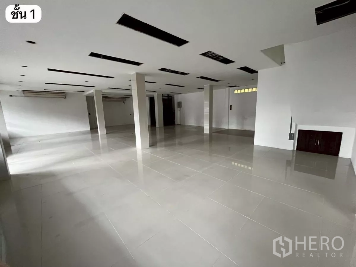 อาคารพาณิชย์ ให้เช่าหรือขายในKhlong Toei, Bangkok - โถงชั้นล่างแบบโอเพ่นสเปซ พื้นกระเบื้องเงา เสาตอม่อ