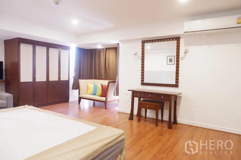 公寓 出租在Khlong Toei, Bangkok - 宽敞卧室，衣柜、梳妆台与窗边双人沙发