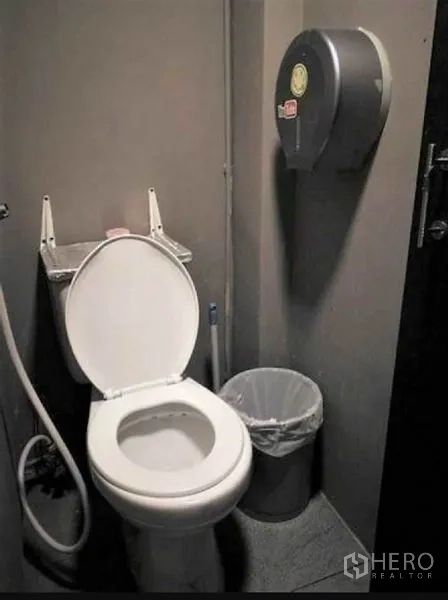 พื้นที่ขายปลีก ให้เช่าในPhaya Thai, Bangkok - ห้องน้ำขนาดกะทัดรัดพร้อมโถสุขภัณฑ์ สายฉีดชำระ และถังขยะ