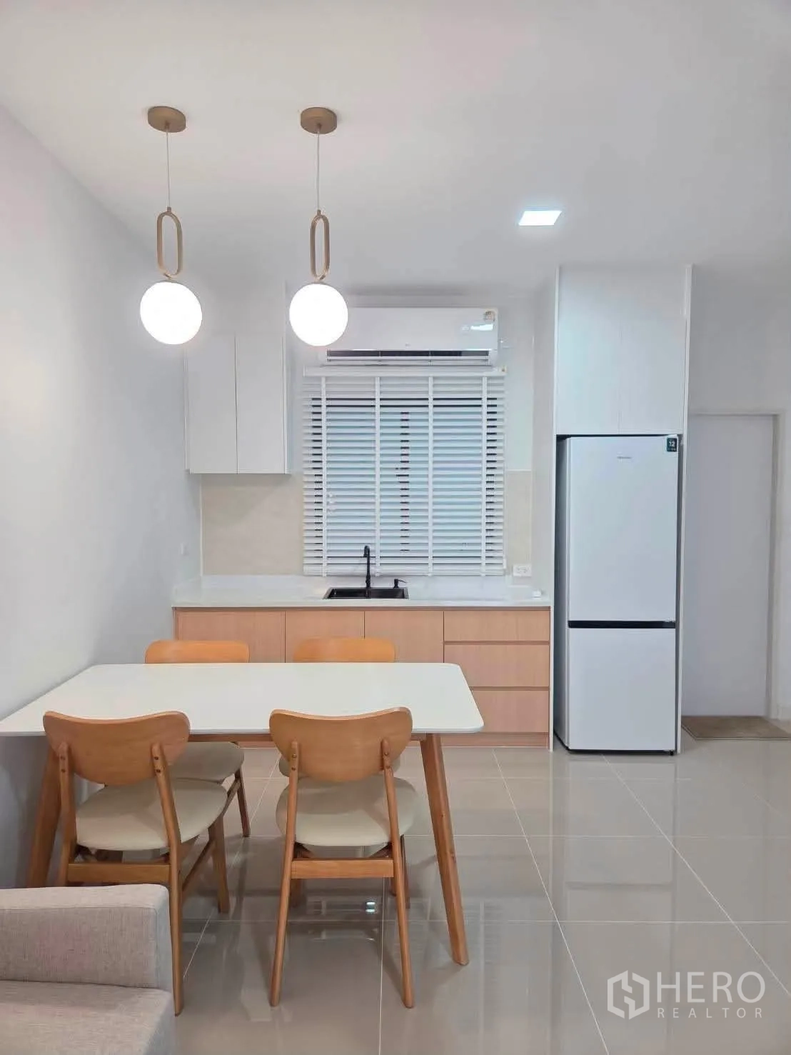 联排别墅 for rent in Bang Phli, Samut Prakan - 紧凑的厨房餐区，吊灯与百叶窗。