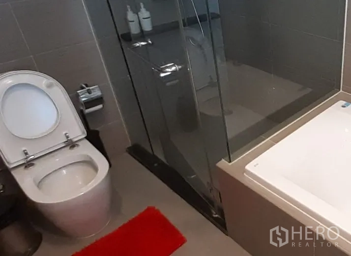 คอนโด ให้เช่าในKhlong Toei, Bangkok - ห้องน้ำหลัก พร้อมฝักบัวกระจกและอ่างอาบน้ำ แผ่นกระเบื้องสีเทา