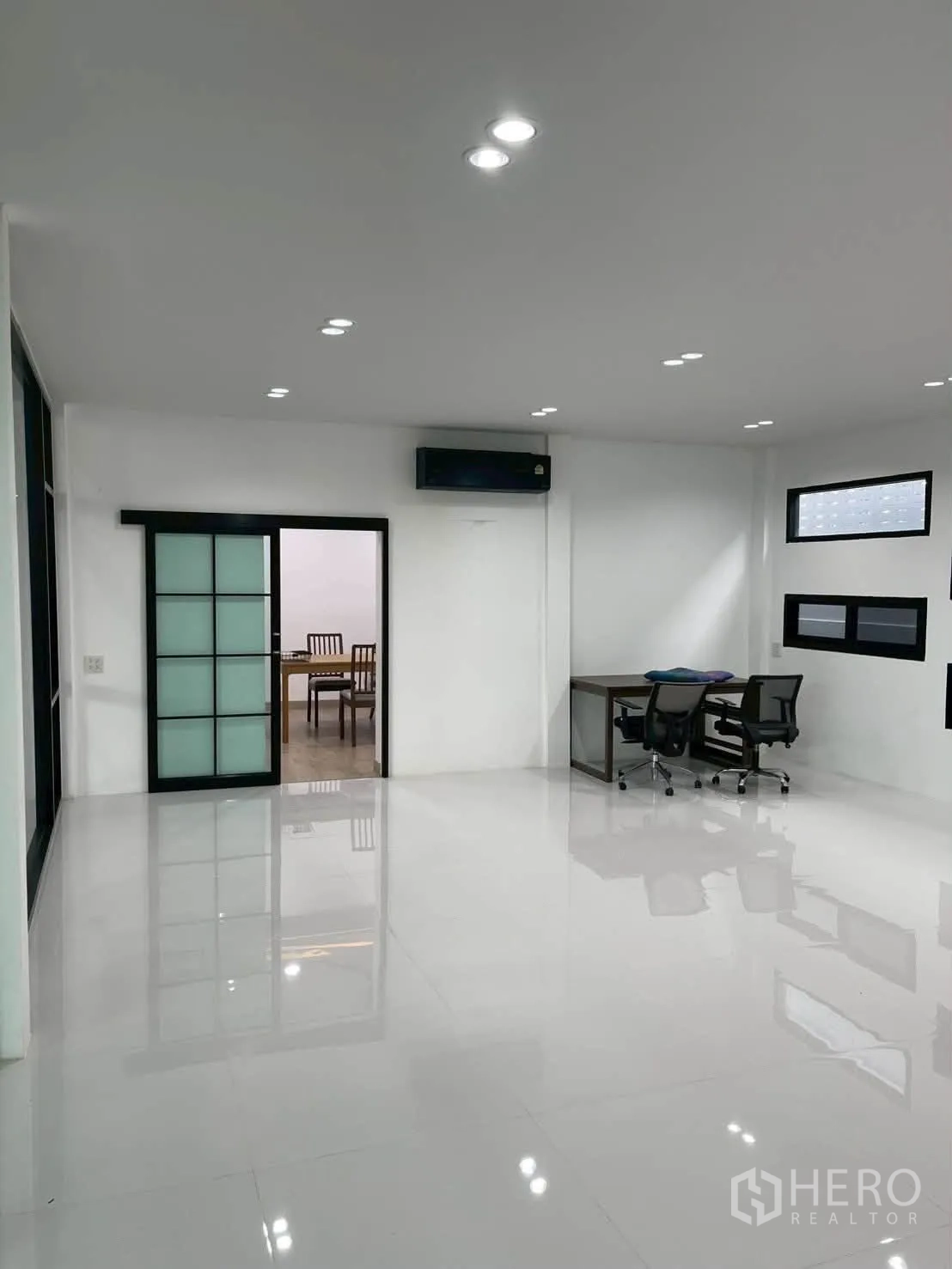 โกดัง for rent in Taling Chan, Bangkok - พื้นที่สำนักงานกว้างพร้อมโต๊ะทำงาน ประตูบานเลื่อน และไฟฝ้าเพดาน.