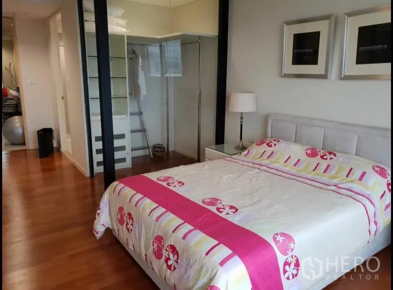 公寓 出租在Sathon, Bangkok - 主卧，木地板、双人床与玻璃衣柜。