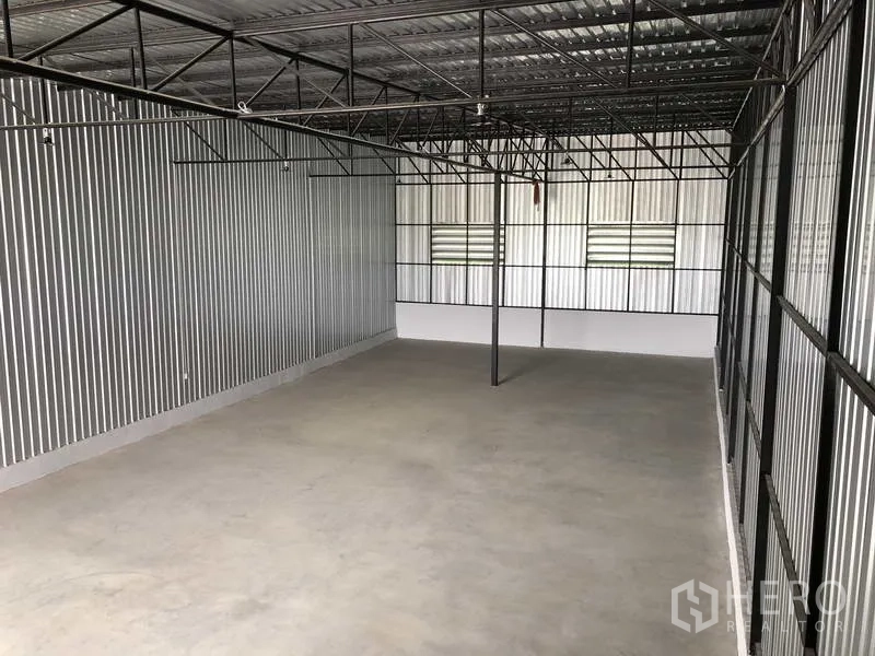 คลังสินค้า ให้เช่าในKhlong Luang, Pathum Thani - พื้นที่เก็บของ/งานประกอบ โครงหลังคาเหล็ก ช่องลม และพื้นคอนกรีต