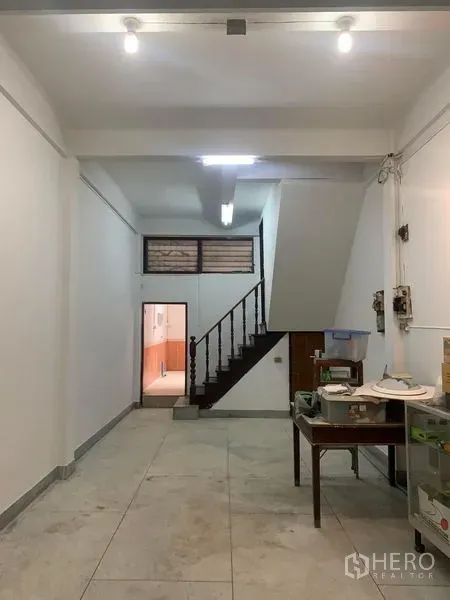 อาคารพาณิชย์ ให้เช่าในKhlong Toei, Bangkok - โถงชั้นล่างยาวโล่ง มีบันไดขึ้นชั้นบนและไฟสว่าง