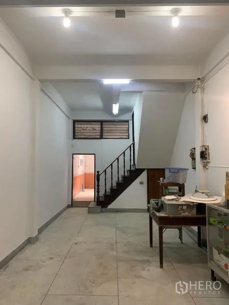 อาคารพาณิชย์ ให้เช่าในKhlong Toei, Bangkok - โถงชั้นล่างยาวโล่ง มีบันไดขึ้นชั้นบนและไฟสว่าง