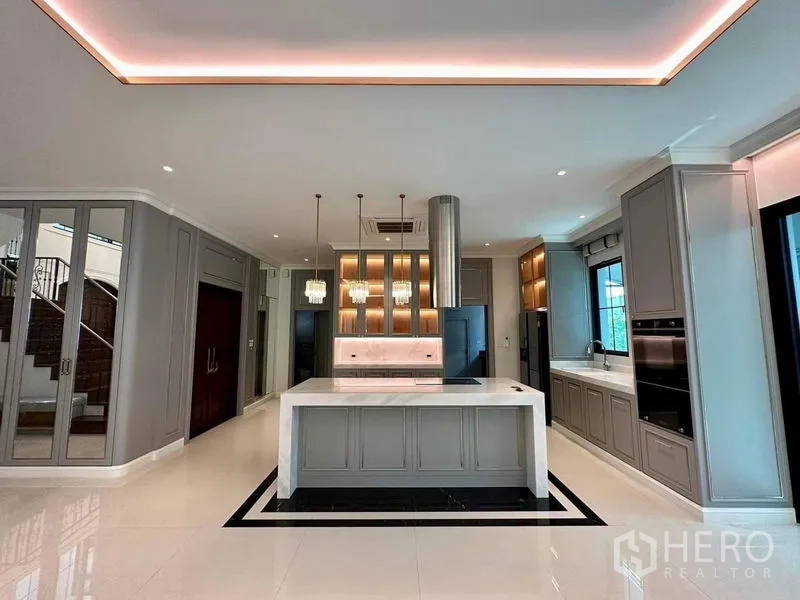 Detached House for sale - Gourmet kitchen with marble island, pendant lights and built-in appliances.