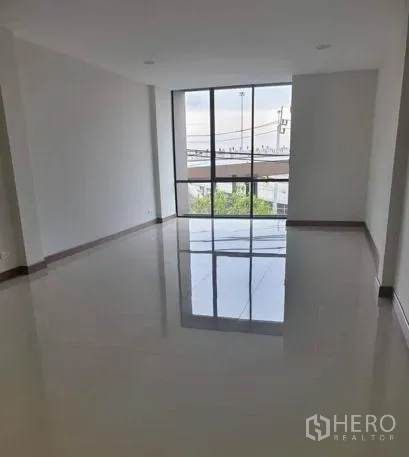 สำนักงานที่บ้าน ให้เช่าในPrawet, Bangkok - ห้องชั้นบนหน้าต่างบานใหญ่เห็นวิวเมือง เหมาะสำหรับสำนักงานหรือห้องประชุม