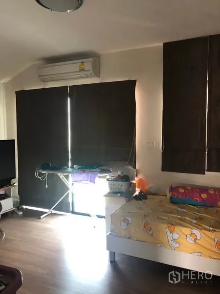Townhouse for sale in Phasi Charoen, Bangkok - Bedroom with blackout curtains, air conditioner and single bed.