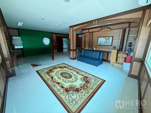 货栈 出租在Mueang Samut Prakan, Samut Prakan - 行政办公室，木饰墙面、蓝色沙发与花纹地毯。