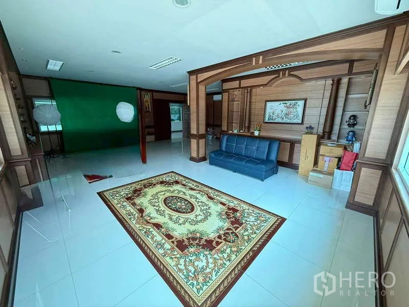 货栈 出租在Mueang Samut Prakan, Samut Prakan - 行政办公室，木饰墙面、蓝色沙发与花纹地毯。