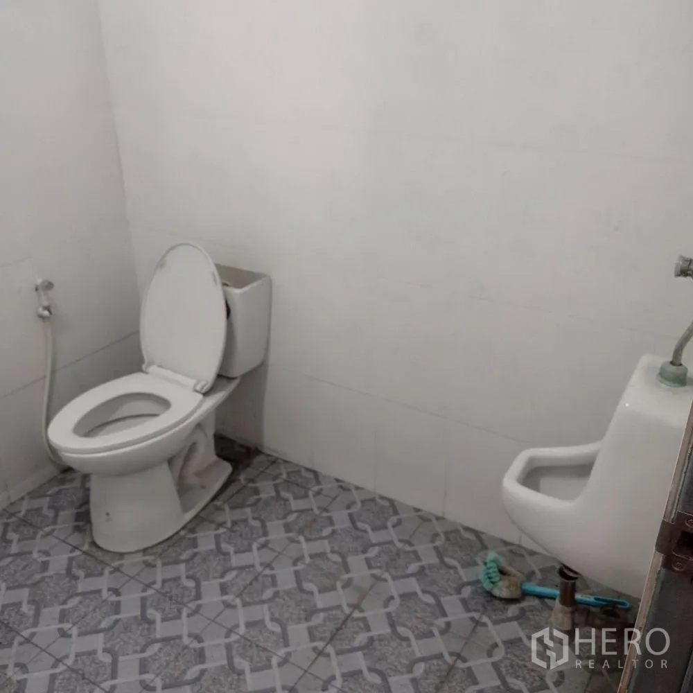 คลังสินค้า ให้เช่าในBang Kruai, Nonthaburi - ห้องน้ำสะอาด พร้อมโถสุขภัณฑ์และโถปัสสาวะ