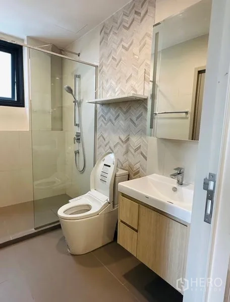 คอนโด ให้เช่า - ห้องน้ำสมัยใหม่ กั้นกระจกอาบน้ำและกระเบื้องลายก้างปลา