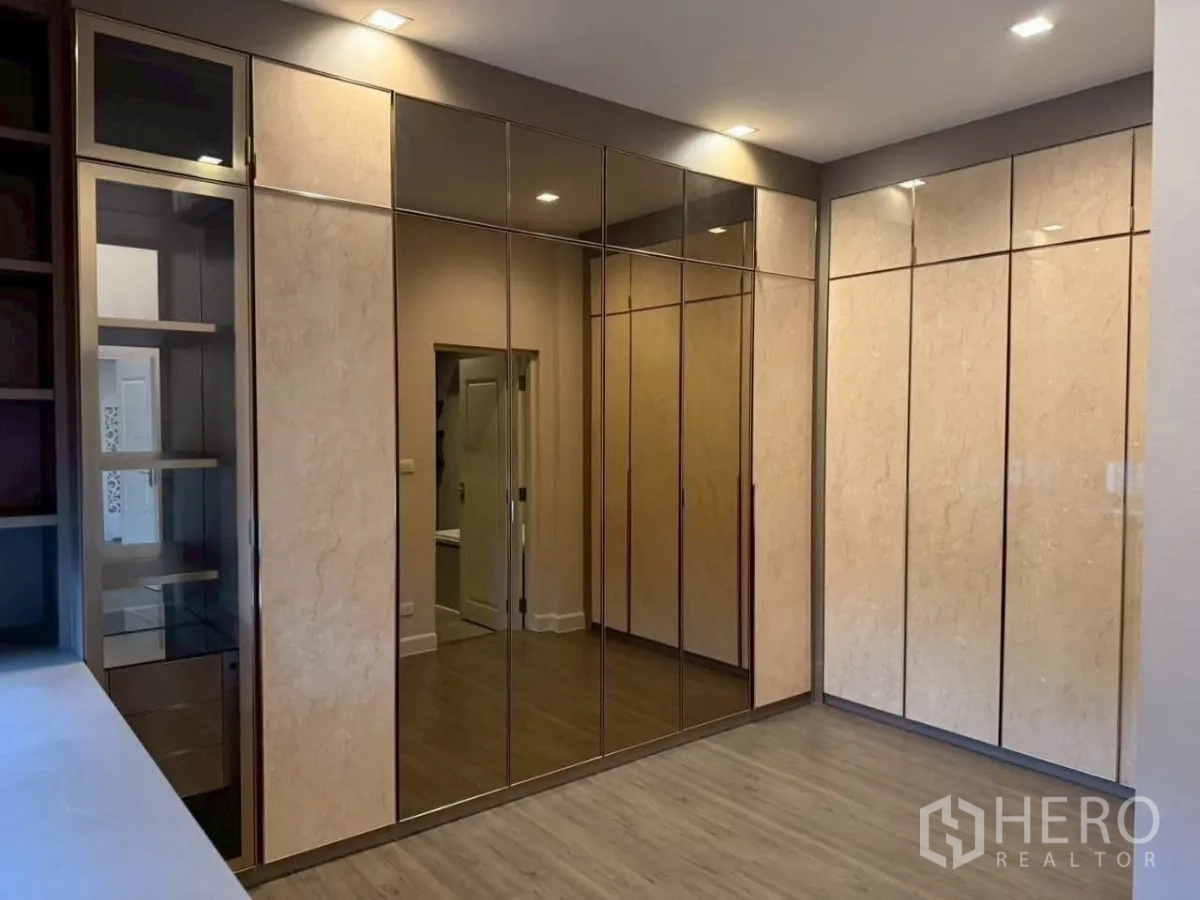 Detached House for rent or sale in Bang Phli, Samut Prakan - Walk‑in closet lined with mirrored wardrobes and built‑in shelves.