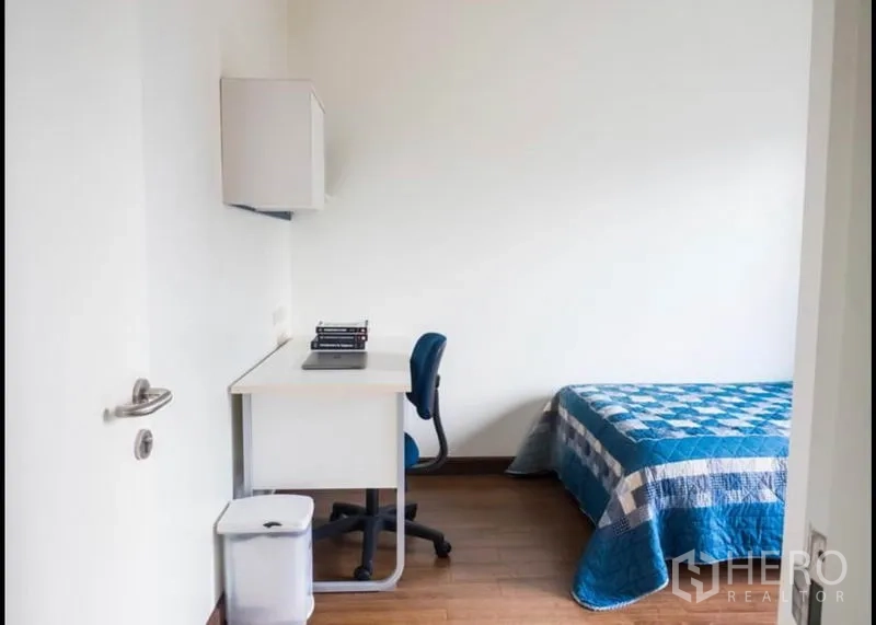 公寓 出租或出售在Phra Khanong, Bangkok - 书房角与转椅，紧邻次卧单人床。