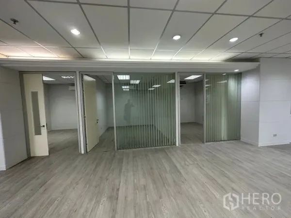 办公空间 出租在Din Daeng, Bangkok - 一排玻璃隔断会议室，配垂直百叶与开启的门。