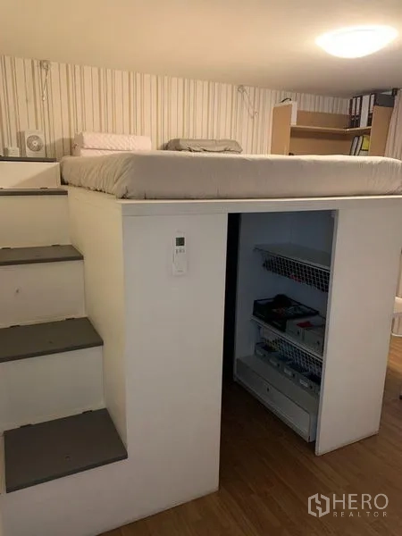 คอนโด ให้เช่าในBang Na, Bangkok - เตียงลอยพร้อมบันไดและตู้เก็บของบิวท์อิน พื้นไม้ลามิเนตและชั้นวางของ