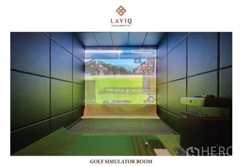 公寓 出租或出售 - 室内高尔夫模拟练习室，供住户娱乐运动。