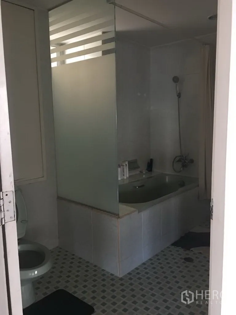 公寓 for rent in Watthana, Bangkok - 浴室配浴缸、磨砂玻璃隔断与马赛克地砖。
