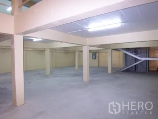 工厂 for rent in Thung Khru, Bangkok - 宽阔生产区，设立柱、金属楼梯与折叠铁门。