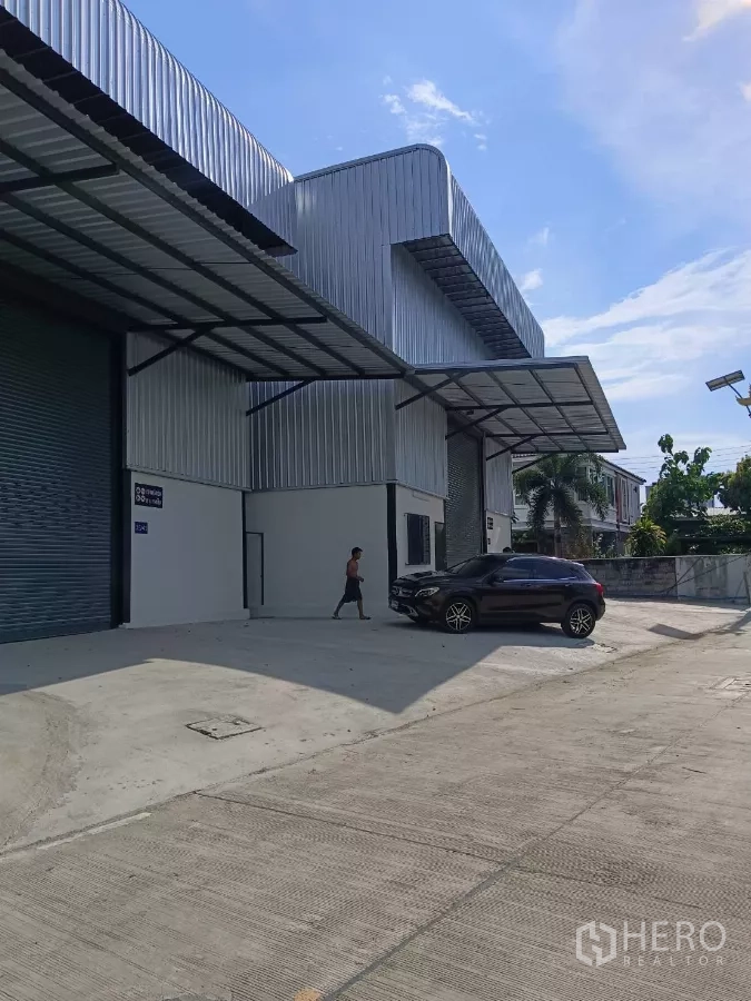 คลังสินค้า ให้เช่าในBang Phli, Samut Prakan - แถวโกดังผนังเมทัลชีทพร้อมหลังคาหน้าโกดังและถนนภายในกว้าง